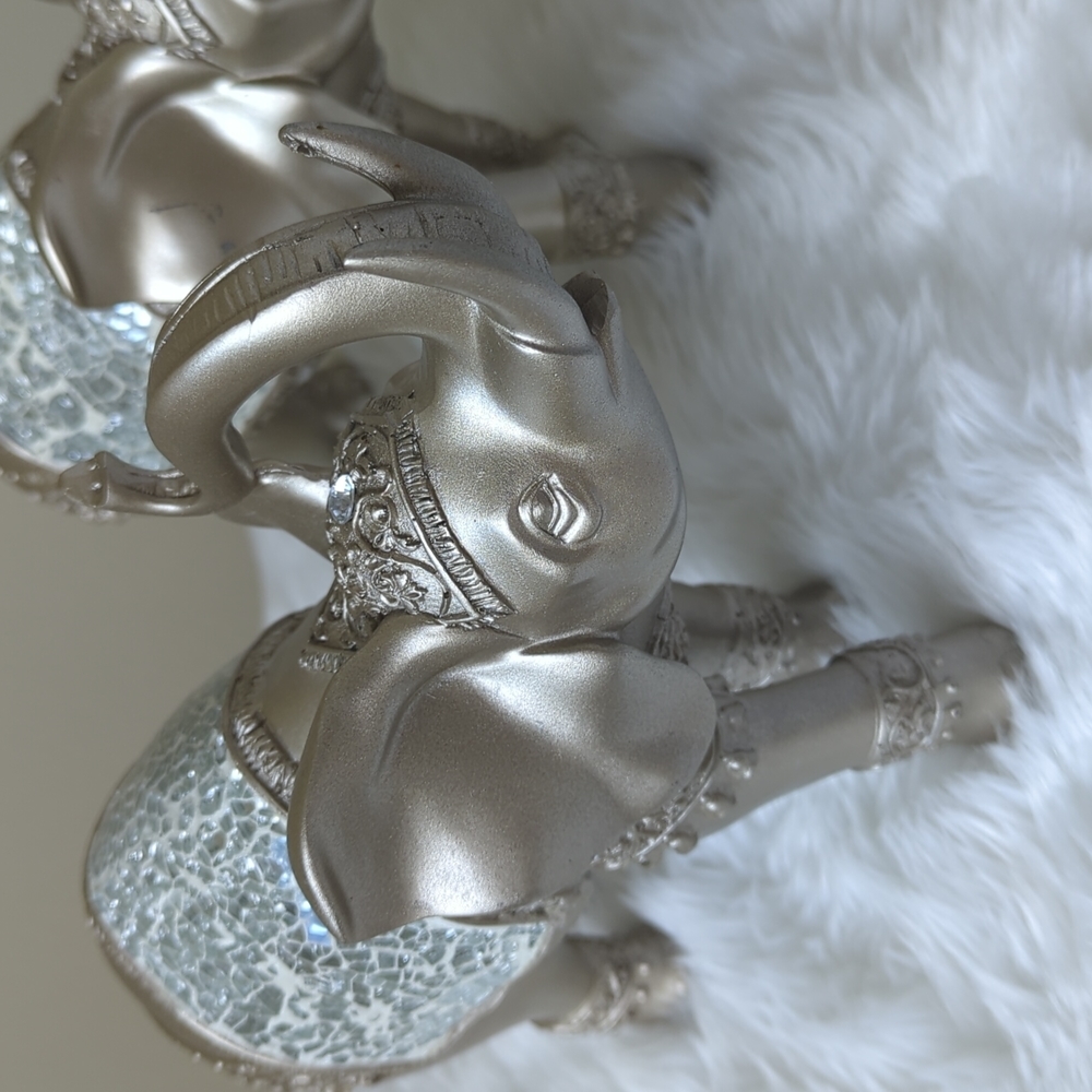 Set of 2 Silver Elephants with Glass Detail - Picture 3 of 5